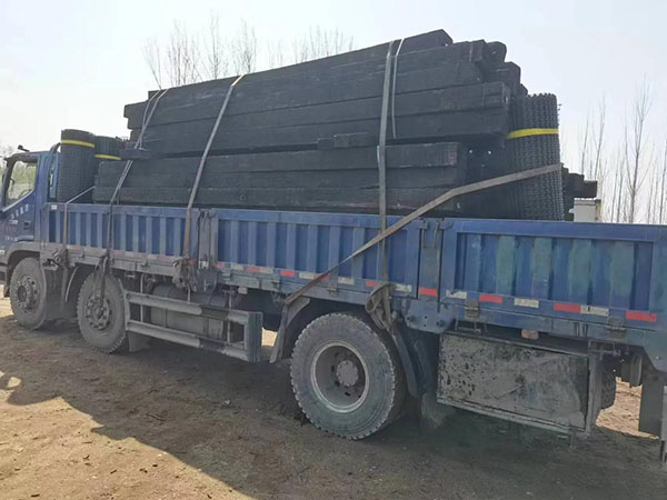 被遗忘收集回来的旧枕木