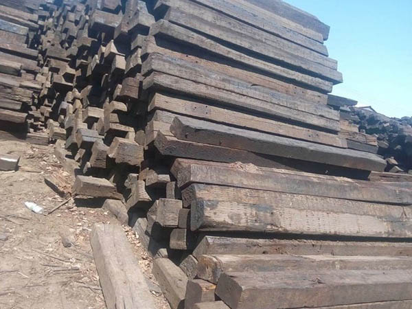 堆积如山的旧枕木